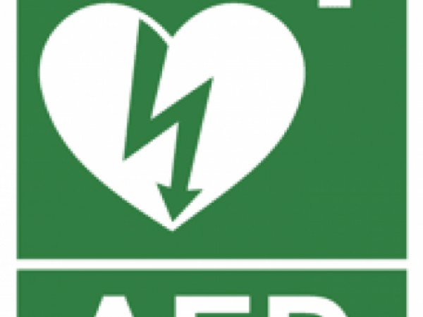 AED prístroj je umiestnený na budove hasičskej zbrojnice