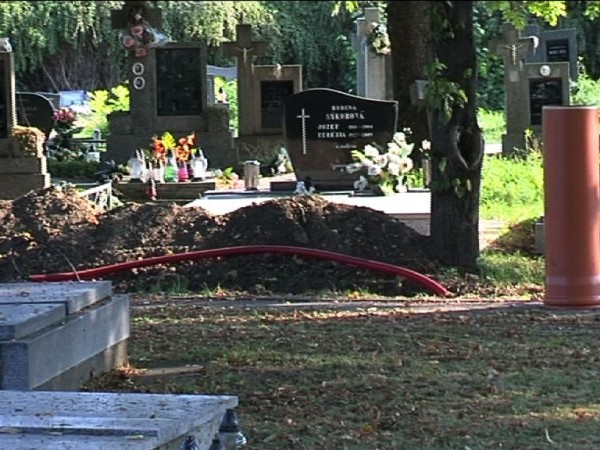 Budovanie osvetlenia na dolnom cintoríne
