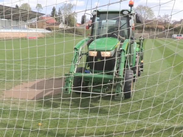 Údržba trávnika na Močenskom Futbalovom štadióne