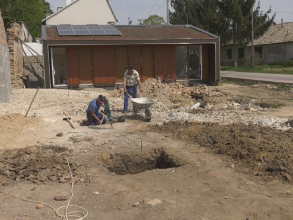 Práce na budovaní miestneho trhoviska sa opäť rozbehli