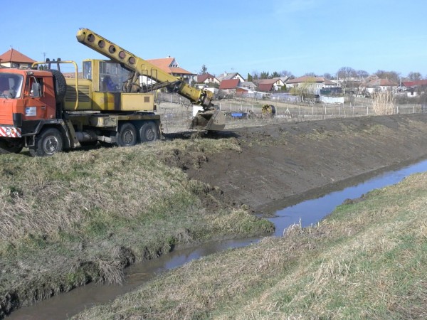 Čistenie koryta potoka