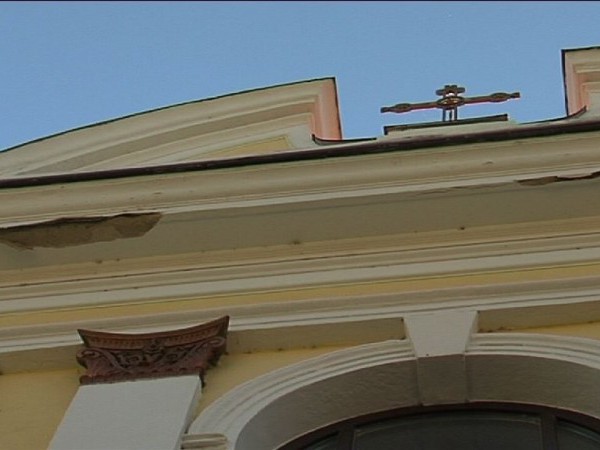 Poškodená omietka na Múzeu a galérii