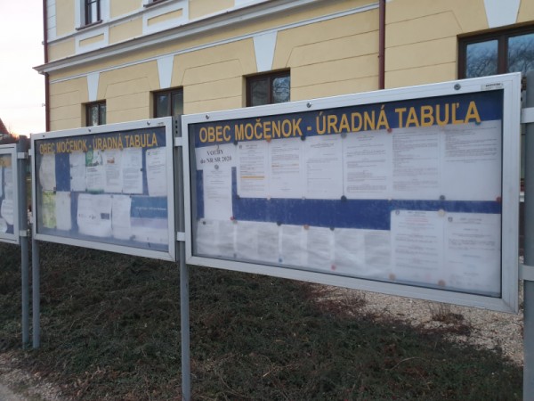 Úradná tabuľa obce sa nachádza pred budovou Kultúrneho strediska - Kláštor