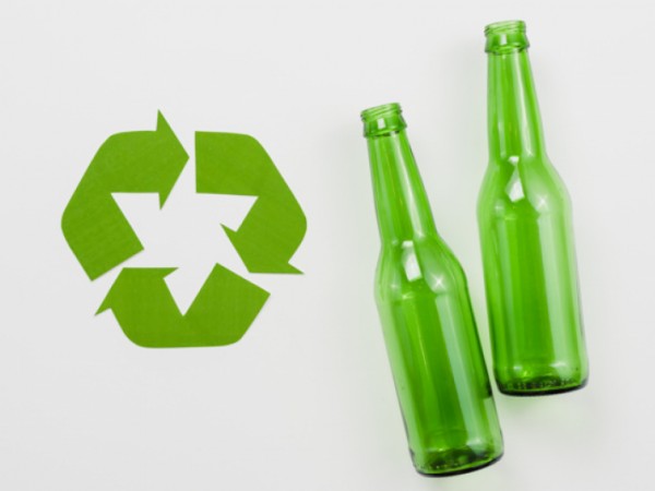 Triedením skla šetríme prírodné zdroje. Recyklovať sa dá donekonečna