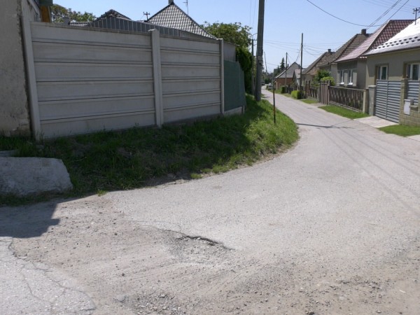 Cesta Kakava a chodník v ulici Balajka