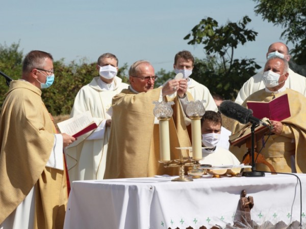 Slávnostná pontifikálna sv. omša pri príležitosti 30. výročia biskupskej vysviacky vojenského ordinára Mons. Františka Rábeka