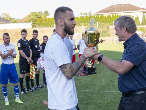 Futbalisti na turnaji prevzali pohár za víťazstvo v lige