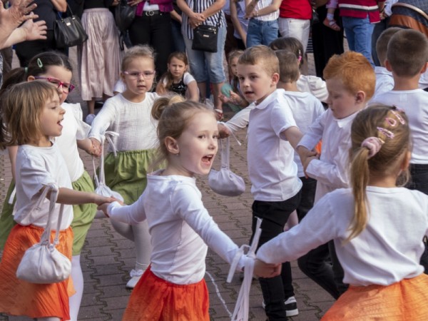 Pri stavaní mája vystupovali aj škôlkari