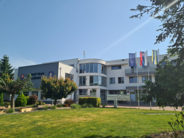 Zmena úradných hodín obecného úradu a klientskeho centra vo štvrtok 17. apríla 2025