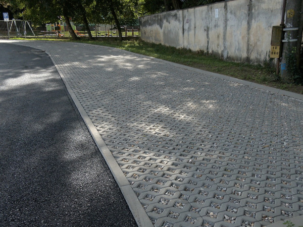 Dokončená cesta a parkovisko v ulici Dekana Dubravického