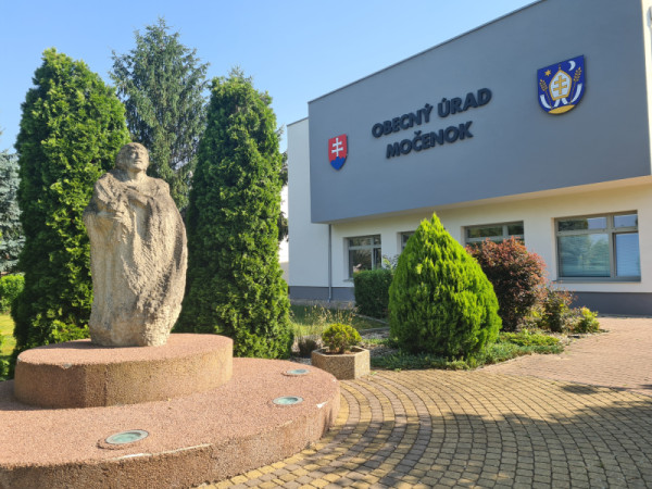 Oznamujeme občanom, že Obecný úrad a Klientske centrum OcÚ v Močenku budú v piatok 14.08.2026 zatvorené