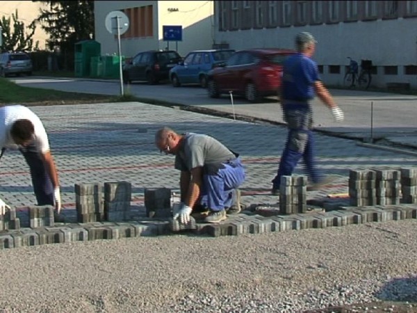 Rozširovanie parkoviska pred zdravotným strediskom